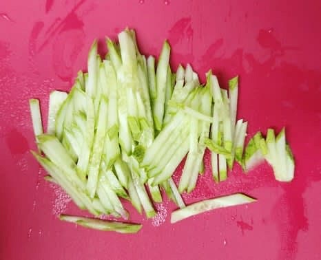 오이 1/2개를 잘게 채 썰어 준비합니다.