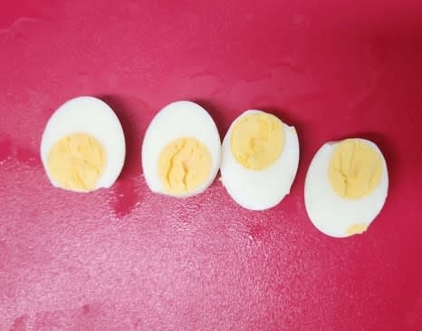 계란 2개를 삶아 반으로 잘라줍니다.