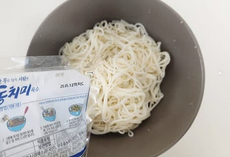 그릇에 삶은 면을 1인분씩 담고, 냉면육수 1팩을 부어줍니다.