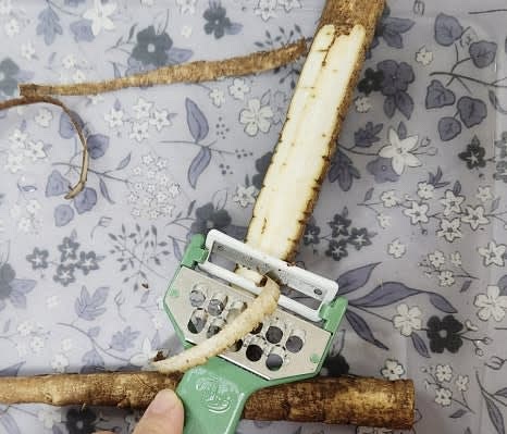 우엉 1 묶음의 껍질을 감자칼로 깨끗하게 제거합니다.