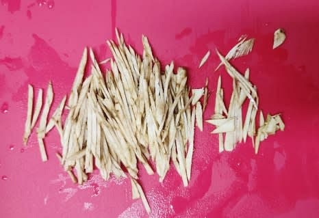 우엉을 어슷썰기한 후, 얇게 채썰어 준비합니다.