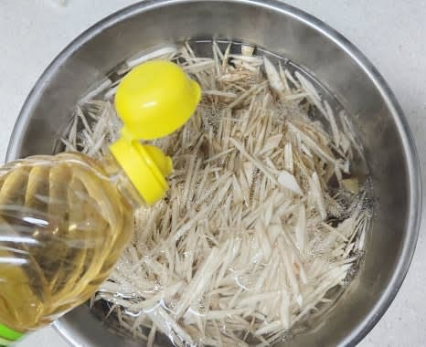 볼에 우엉을 담고, 끓인 물을 우엉이 잠기도록 부은 후, 식초 2~3 큰술을 넣고 잘 섞어 10분간 담가둡니다.