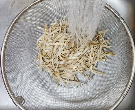 10분 후 우엉을 깨끗하게 헹궈 물기를 제거합니다.