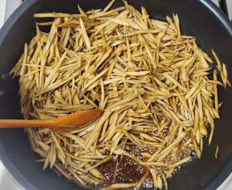 센 불에서 끓이다가, 물이 끓기 시작하면 중불로 줄여 물이 다 졸아들 때까지 끓입니다. 중간중간 우엉을 저어줍니다.