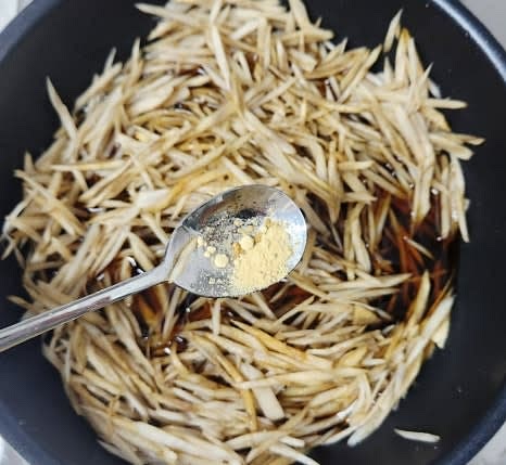 냄비에 우엉을 넣고, 물 1 컵, 설탕 3 큰술, 진간장 7 큰술, 생강가루 0.5 작은술을 넣어줍니다.