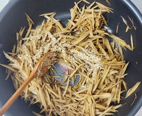 물이 거의 졸아들면 불을 끄고, 참기름 1 큰술과 깨소금 1 큰술을 넣고 잘 섞어줍니다.