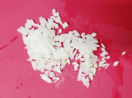 양파 1/4개를 잘게 다집니다.