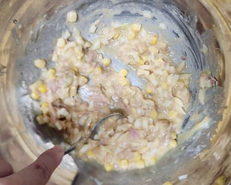 소금 3 꼬집을 추가한 후, 재료들이 뭉치지 않도록 잘 섞어줍니다.