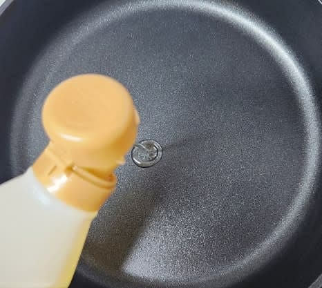 팬에 식용유를 넉넉하게 두르고 달궈줍니다.