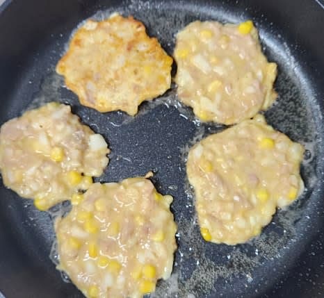 반죽을 먹기 좋은 크기로 팬에 올리고, 평평하게 눌러 펼쳐줍니다.