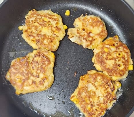 중불에서 한쪽 면이 노릇해지면 뒤집어서 반대쪽도 노릇하게 구워줍니다.