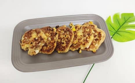 양쪽이 다 노릇해지면 전을 꺼내어 접시에 담습니다.