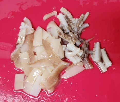 오징어 1마리를 손질하여 껍질을 제거하고, 먹기 좋은 크기로 썰어줍니다. (오징어는 익으면 부피가 줄어드므로 약간 크게 써는 것이 좋습니다.)