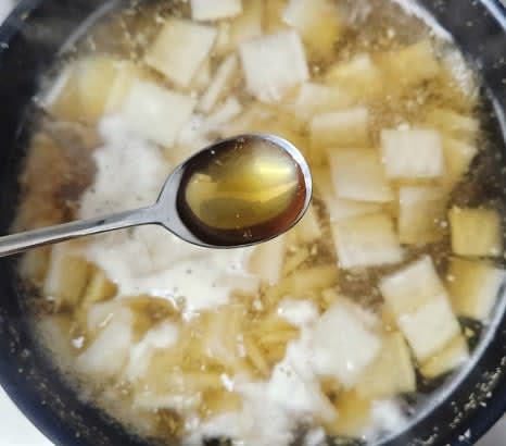 양조간장 2 큰술과 참치액 2 큰술을 넣어 간을 맞춥니다. 필요에 따라 간을 조절하세요.