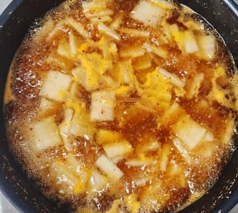 고춧가루 1 큰술을 넣어 국물에 약간의 매콤한 맛과 색을 더합니다.