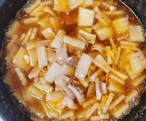 무가 익으면 손질한 오징어를 넣고, 오징어가 익을 때까지 끓입니다. (오징어는 오래 끓이면 질겨지므로 주의하세요.)