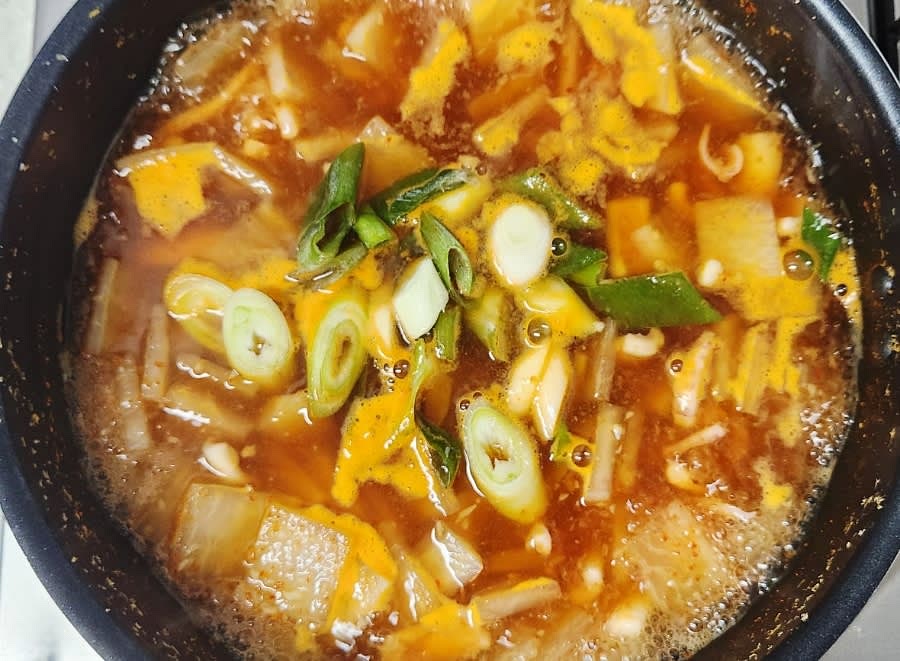 대파 1대를 어슷썰기하여 국물에 넣고, 한소끔 더 끓인 후 불을 끕니다.