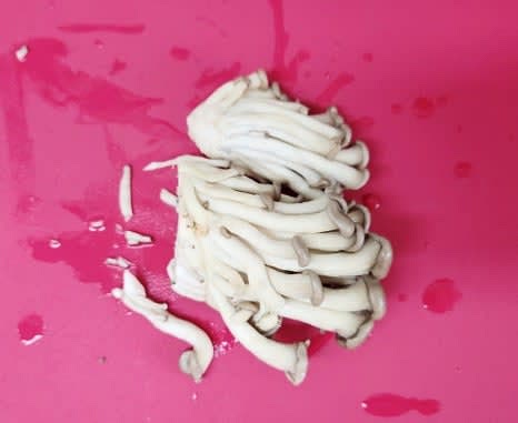 버섯의 끝부분을 잘라내고, 손으로 먹기 좋은 크기로 찢어줍니다.