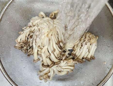 느타리버섯 2팩을 물에 가볍게 헹궈줍니다.