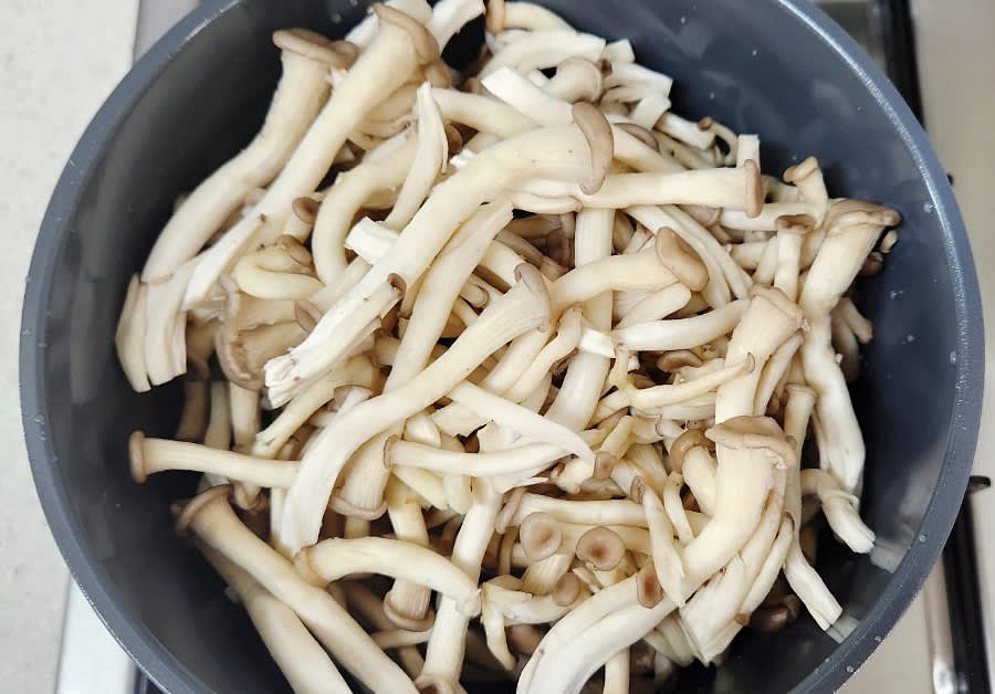 냄비에 찢어놓은 느타리버섯을 넣어줍니다.