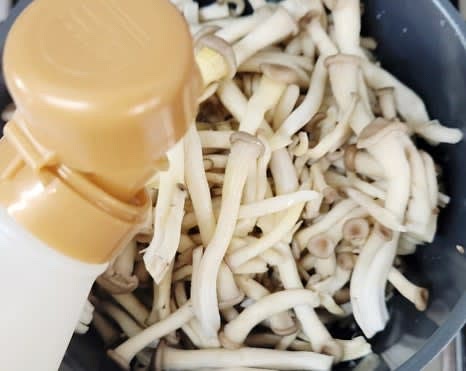 버섯 위에 식용유 1 큰술과 들기름 1 큰술을 넣고 중불에서 살짝 볶아줍니다.