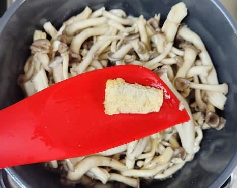 다진 마늘 1 큰술과 진간장 5 큰술을 넣고 함께 볶아줍니다.