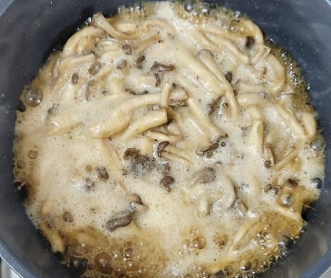 느타리버섯에서 수분이 나오면 졸이듯이 볶아주며, 거품이 생기면 살짝 걷어냅니다.