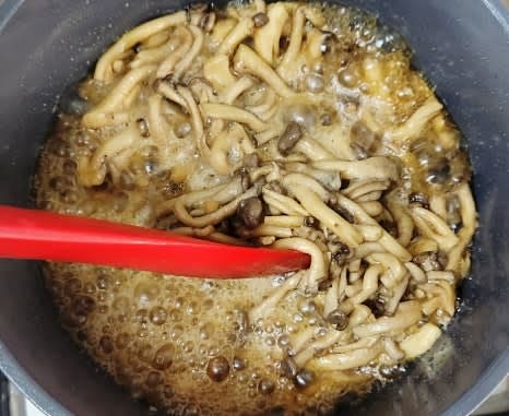 물이 완전히 졸아들 때까지 계속 볶아줍니다. 중간중간 저어주는 것을 잊지 마세요.