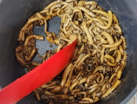 물이 다 졸아들면 쫄깃한 맛을 살리기 위해 물기가 하나도 남지 않도록 볶아줍니다.