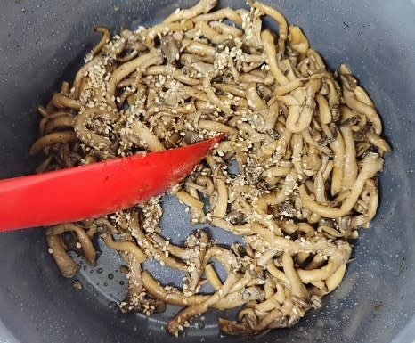 불을 끄고 깨소금 1 큰술과 후춧가루를 넣고 고르게 섞어 마무리합니다.