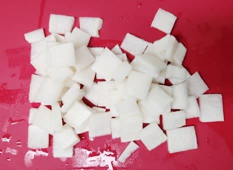 무 1/4개를 나박썰기하여 준비합니다.