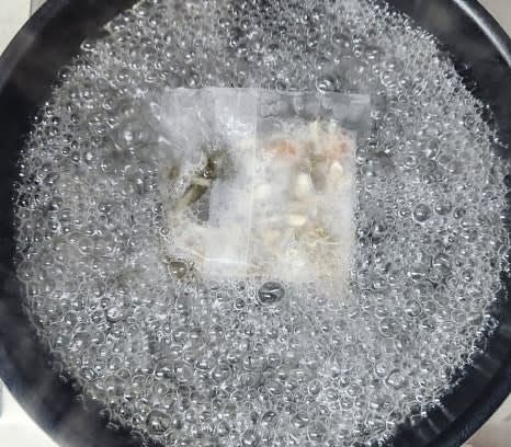 냄비에 물 1200ml와 육수 팩 1개를 넣고 센 불에서 끓입니다. 끓기 시작하면 중약불로 줄여 10분간 더 끓인 후 육수 팩을 건져냅니다.