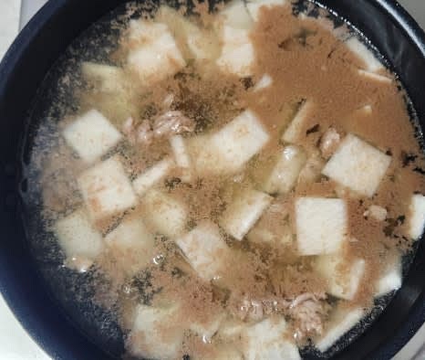 준비된 육수를 부어주고, 추가로 물을 넣어 총 1500~1800ml가 되도록 합니다. 끓이는 동안 물 위에 떠오르는 불순물은 제거해줍니다.