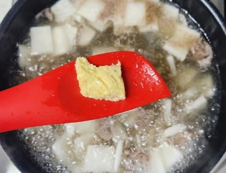 다진 마늘 1 큰술, 소금 1/3 큰술, 양조간장 1 큰술을 넣고 간을 맞춥니다. 필요에 따라 소금이나 물을 추가하여 간을 조절합니다.