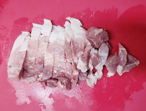 돼지고기 뒷다리살 600g을 먹기 좋은 크기로 썰어줍니다.