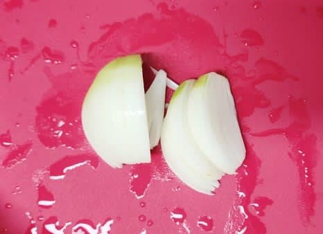 양파 반 개를 채썰고, 대파 한 대를 어슷하게 썰어 준비합니다.