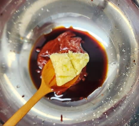 큰 볼에 설탕 2 큰술, 고추장 3 큰술, 진간장 3 큰술, 다진 마늘 1 큰술, 식초 2 큰술, 참기름 1 큰술을 넣고 섞어 양념장을 만듭니다.