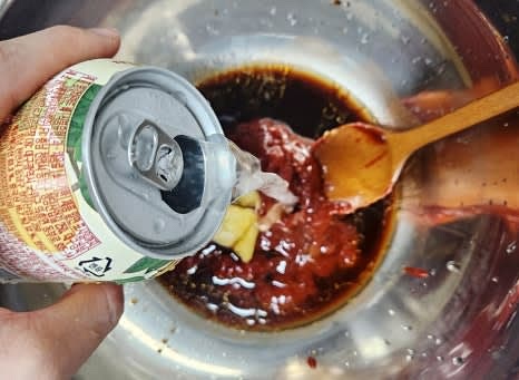 양념장에 '갈아만든배' 음료 1캔(238ml)을 부어 잘 섞어줍니다.