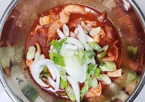 준비한 돼지고기와 채소를 양념장에 넣고 잘 버무려줍니다.