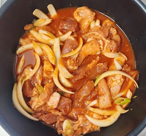 중불로 달군 팬에 양념된 재료를 모두 넣고 볶아줍니다.