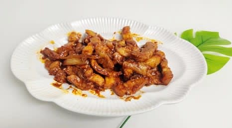 고기가 익고 양념이 졸아들 때까지 계속 볶아줍니다.