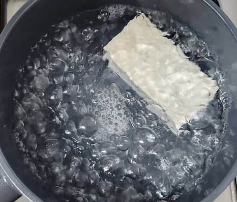 두부 반 모를 끓는 물에 약 1분 정도 데쳐줍니다.