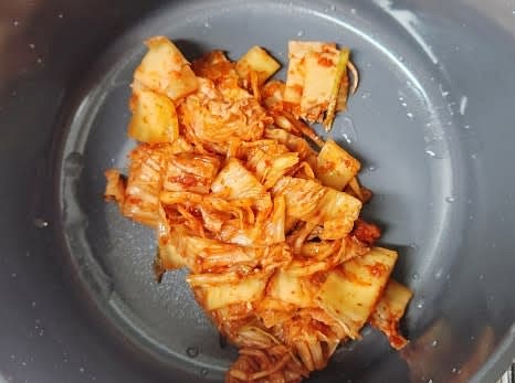 신김치 1 컵을 잘게 썰어 냄비에 넣습니다.