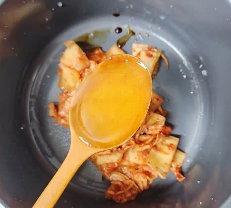 들기름 2 큰술을 냄비에 추가하고 중불에서 김치를 볶아줍니다.