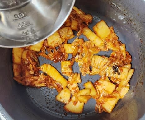 김치를 볶는 동안 물 100ml를 조금씩 추가하여 수분을 보충하며 볶아줍니다.