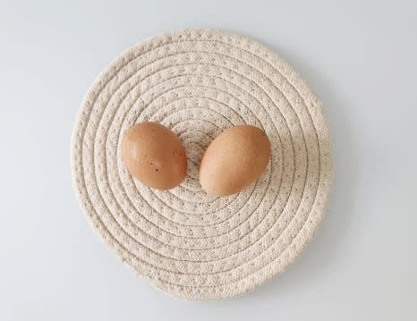 계란 2개를 준비합니다.