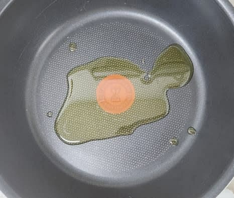 팬에 들기름 2 큰술을 두르고 약한 불에서 살짝 데웁니다.