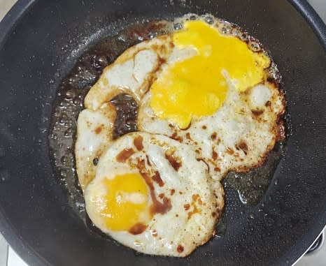 간장이 살짝 끓어오르면 바로 불을 끄고, 완성된 계란후라이를 접시에 담아냅니다.