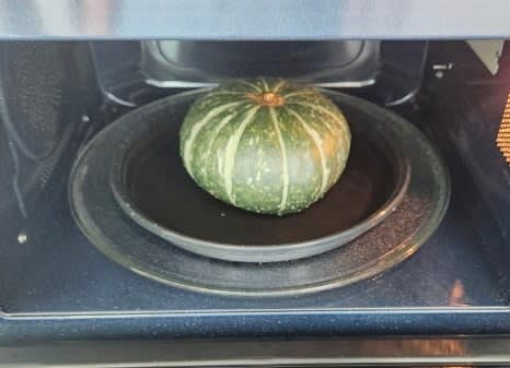 세척한 단호박을 전자레인지용 그릇에 담고, 전자레인지에서 5분간 가열합니다.