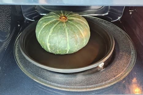 단호박을 뒤집어 다시 5분간 전자레인지에서 가열합니다.